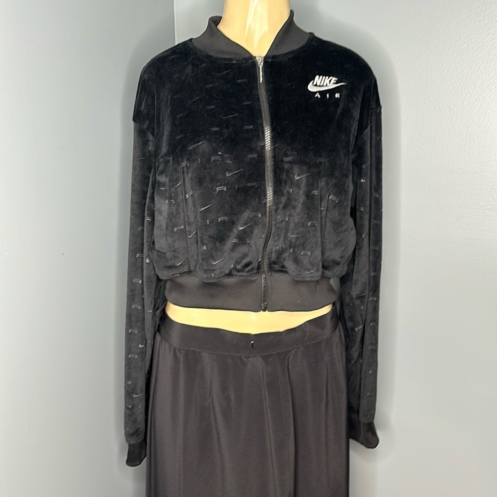 Nike air velour embossed jacket in black sz M front zipper , side welt pockets